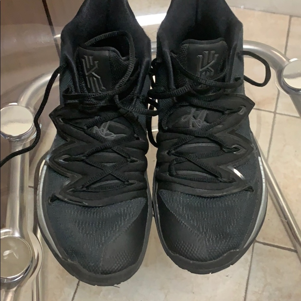 Kyrie 5 black rainbow soles